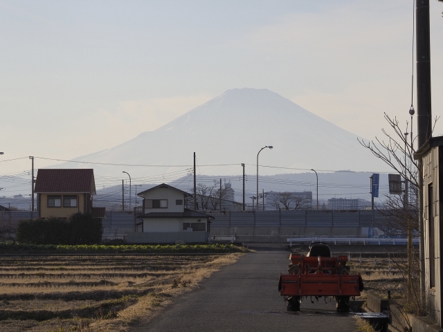 富士山を背景に走るトラクター